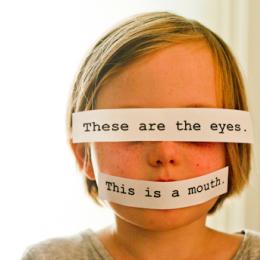 Sprostredkované poučenie: „Toto sú oči. Toto sú ústa.“